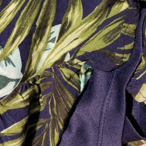 E&M Navy Tropical Leaf Print Spaghetti Strap Romper with Ruffled Hems Size L - Picture 8 of 9